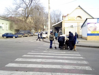 На ул. Интеркультурной проверяют канализационную линию фото