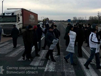 На Волыни протестующие заблокировали дорогу к польской границе фото