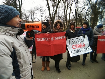 Журналисты возвели стену из газет под Львовской ОГА. ФОТО. ВИДЕО фото