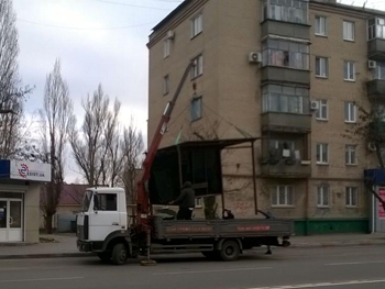 На проспекте монтируют новую остановку взамен сбитой в ДТП  фото