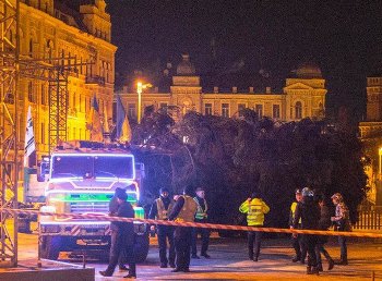 В Киеве демонтируют главную елку страны и праздничный городок фото