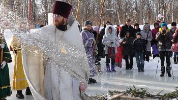 Освящать воду на Крещение не обязательно, достаточно просто набрать ее из-под крана фото