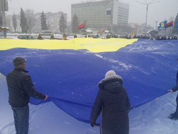 В Запорожье активисты развернули огромный флаг под стенами ОГА - ФОТО фото