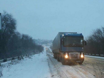 Из-за снегопада ограничено движение по трассе крупногабаритного транспорта фото