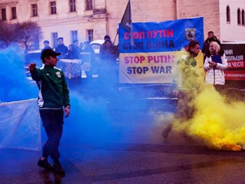 Во Львове сыграли в футбол мячом в виде головы Путина. ФОТО фото