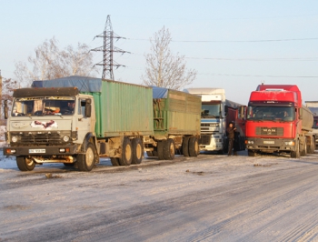 Более полусотни большегрузов попали в снежный плен в Мелитополе  фото