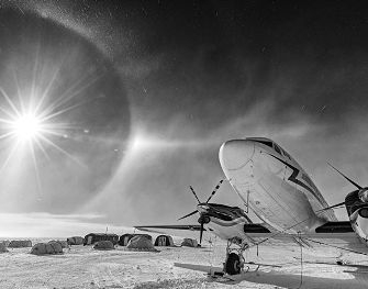 Фотограф заметил ложное солнце  в небе Антарктиды фото