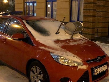 В Киеве автохаму бросили в лобовое стекло урну фото