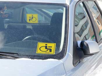 В Украине всем лицам с инвалидностью разрешили бесплатно парковаться и хранить авто фото