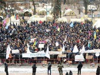 Под Радой митингуют военные пенсионеры фото