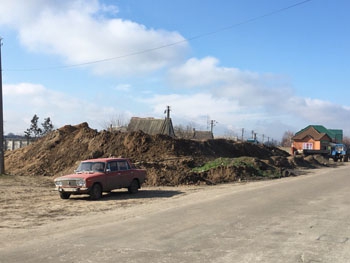 Улицу частного сектора превратили в свалку грунта фото