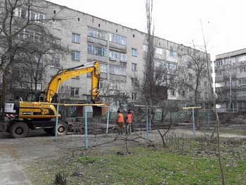 Во дворах микрорайона и авиагородка ремонтируют проезды фото