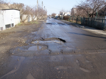 Из-за ям на дороге водители осваивают езду по палисадникам фото