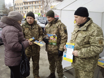 На военный контракт зазывают на улицах фото