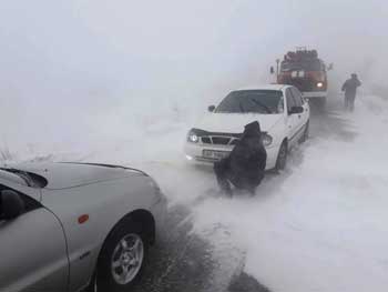 Запорожские спасатели выручали горе-водителей из снежного плена фото