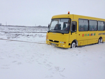 Запорожские спасатели освободили из снежного заноса школьный автобус фото