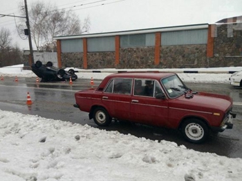 В Запорожье произошло серьезное ДТП: легковушка приземлилась на крышу фото