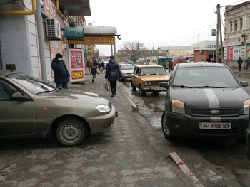 Охамевшие водители бросают свои авто где попало фото