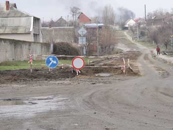 На объездной перекопали половину дороги фото