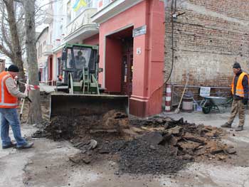 У входа в музей и на трех остановках появится плитка  фото