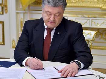 Порошенко подписал закон о платных дорогах фото