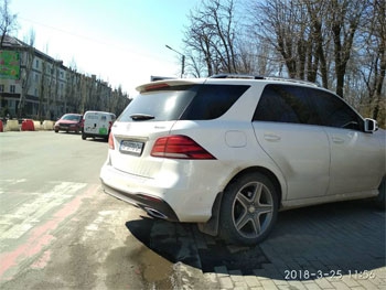 Пешеходный переход так и манит автохамов фото