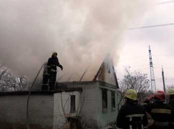 В Запорожье бомжи сожгли дачный дом фото