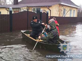 В Сумской области полиция на лодках спасает людей. ФОТО фото