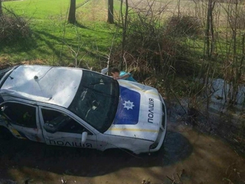 На Закарпатье пьяные полицейские на служебном авто вылетели в кювет фото