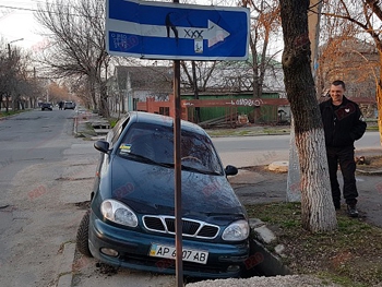 В Бердянске автомобиль провалился под землю  фото