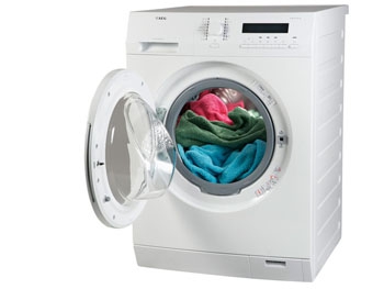 Стоит ли полностью загружать стиральную машину ради экономии? фото
