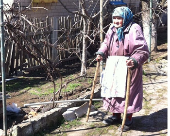 Колонка во дворе - подарок 93-летнему ветерану фото