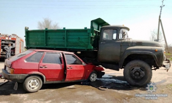 Легковушка влетела под грузовик – двое в больнице  фото