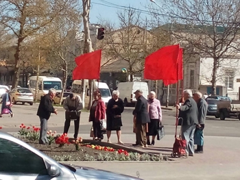 Десять пенсионеров пришли поздравить Ленина с днем рождения фото