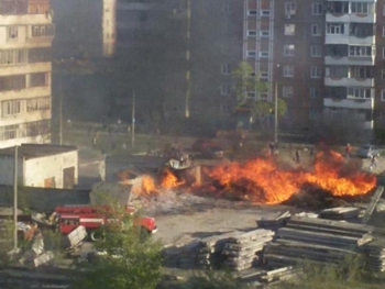 В Запорожье загорелся склад с советскими памятниками фото