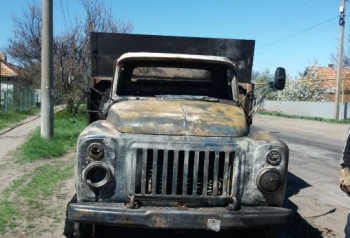 Под Запорожьем на ходу загорелся автомобиль - чудом избежали взрыва фото