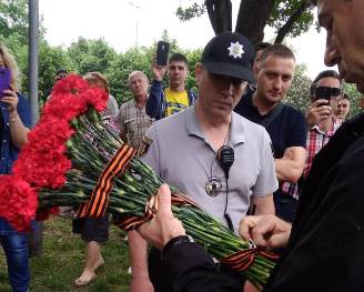 В Запорожье на Аллею Славы принесли запрещенную символику  фото