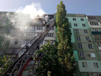 Из-за пожара в многоэтажке люди эвакуировались на крышу фото