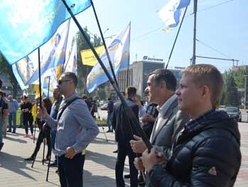 Под стенами Запорожского облсовета собрались митингующие  фото