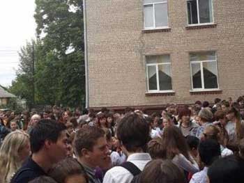 В школе Харькова распылили неизвестное вещество: детей увозят скорые фото