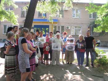 Горожане пикетировали суд фото