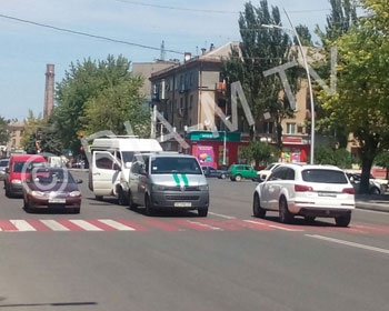 В Мелитополе маршрутка с пассажирами врезалась в инкассаторскую машину  фото