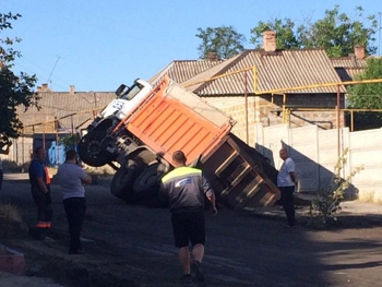 В Мелитополе самосвал провалился под землю  фото