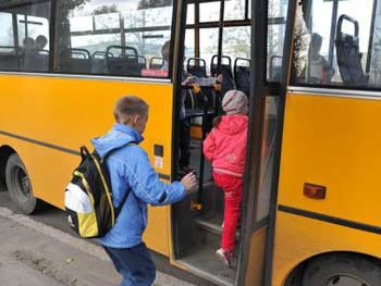 В Запорожье депутаты отказали школьникам в бесплатном проезде фото