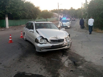 Водитель Mercedes протаранил авто фото