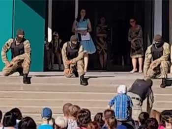В Энергодаре на детском праздник, спецназовцы показали, как перерезать горло противнику  фото