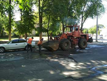 Дорожники нарезали дырки под заплаты около мэрии  фото