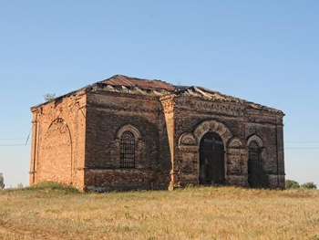 Забытый сельский храм обходит время фото