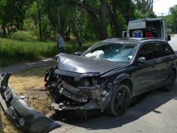 Женщина-водитель на Субару на полном ходу врезалась в столб: пострадали люди фото