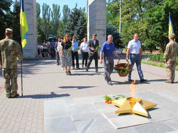 В день начала войны на Братском кладбище возложили цветы  фото